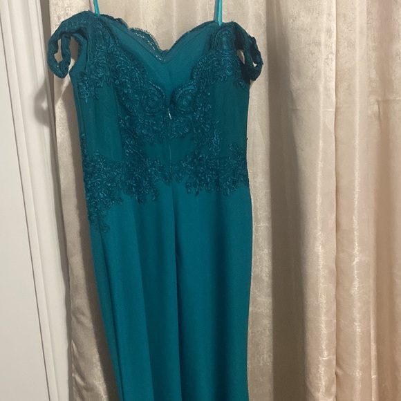 I bought this prom dress two years ago and never wore it - Picture 2 of 2